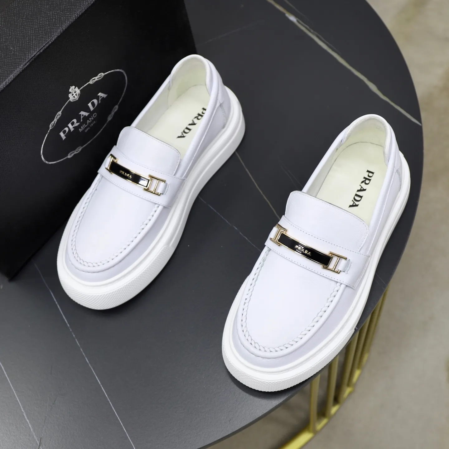 Ex-factory price: 500💰🙅‍♂️🙅‍♂️🙅‍♂️ Brand: PRADA Standard code: Men's code 38-44 (45 can be customized) Grade: Same style as the official website Original order quality Material: Original cowhide surface Comfortable lining Original outsole Style category: Men's fashionable casual leather shoes Distinguished big-name luxury elements Top luxury Color: Color of the actual picture